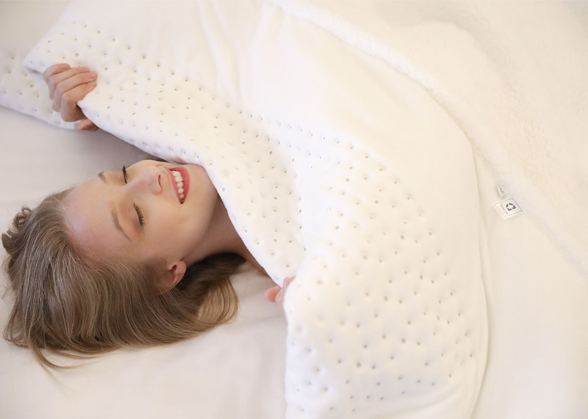 2-in-1 electric blanket works as overblanket and underblanket